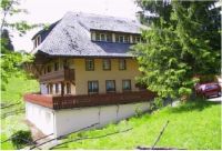 Ferienhaus St. Franziskus in Todtmoos, ein altes Schwarzwaldhaus mit einer großen Tanne vor dem Haus