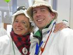 Zwei Bürger in Hemdglunki-Montur zeigen uns ein strahlendes Lächeln