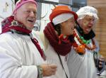 Drei Hemdglunkis in traditioneller weisser Tracht beim Singen