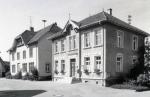 Die Grundschule Oberlauchringen zusammen mit dem alten Rathaus