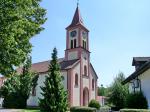 Die Kirche in Oberlauchringen bei wolkenlosem Himmel und strahlendem Sonnenschein