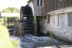 das hölzerne Schaufelrad der alten Mühle in Oberlauchringen bei der Arbeit