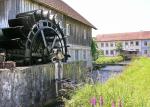 das hölzerne Schaufelrad der alten Mühle in Oberlauchringen bei der Arbeit