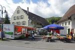 Der Marktplatz in Oberlauchringen mit einigen Ständen sowie Tischen und Stühlen für Besucher