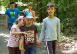 Einige Kinder beim gemütlichen Spazierengehen durch den Wald