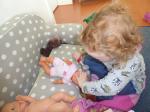 Mädchen untersucht ihre Puppe mit Arztbesteck