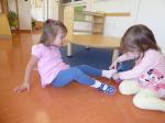 Kinder helfen einander und unterstützen sich gegenseitig