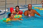 Besucher jeden Alters erfreuen sich am Strudelbecken im Nichtschwimmerbereich