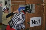 Polizistin sperrt einen Gefangenen in Zelle Nr. 1