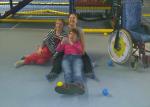 Drei Kinder beim fröhlichen Spielen mit Bällen und Einrichtung