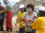 Mitarbeiter von Happy Children gemeinsam mit Einheimischen beim Wiederaufbau. Es wurde eine Kette gebildet, um Steine zu transportieren