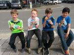 Vier jungs beim Eisessen auf dem Marktplatz in Lauchringen