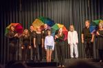 Auftritt des Ensemble Muss, einige von ihnen halten regenbogenfarbige Regenschirme in der Hand