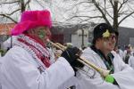 ein Räbenheimer mit pinker Wintermütze beim Spielen seiner Trompete. Neben ihm steht ein weiteres Mitglied seiner Zunft.