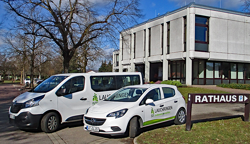 Zwei der im Car-Sharing zur Verfügung stehenden Fahrzeuge stehen vor dem Rathaus in Lauchringen. Es sind der e-Opel Corsa und Renault Travic.