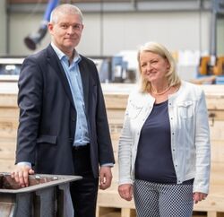 Merz Aufbereitungstechnik GmbH - In der Fertiggungshalle Marianne Kramer-Merz und Falko Neubert